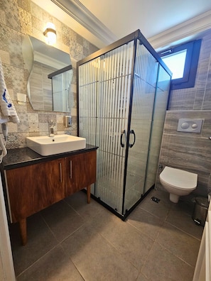 Family Room | Bathroom