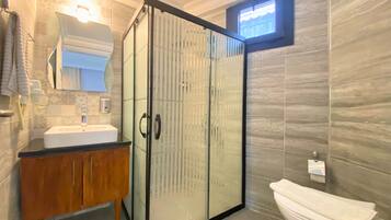 Honeymoon-Zimmer | Badezimmer | Dusche, Regendusche, Haartrockner, Hausschuhe