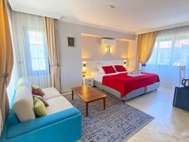 Minibar, caja de seguridad en la habitación y escritorio