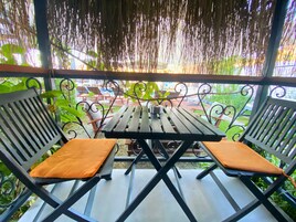 Minibar, caja de seguridad en la habitación y escritorio 