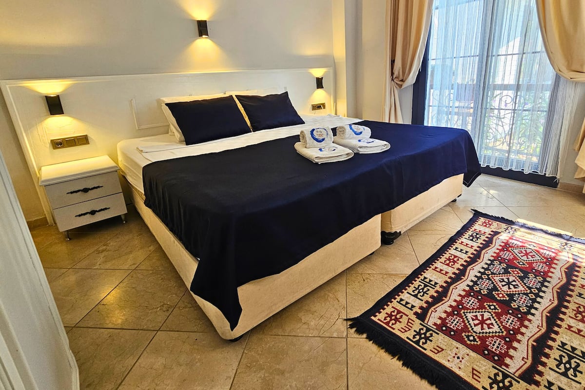 Minibar, in-room safe, laptop workspace, blackout drapes