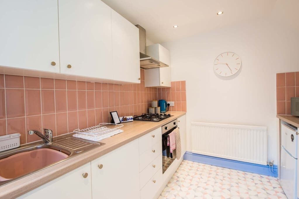 1 bed central Cardiff apartment, street parking.