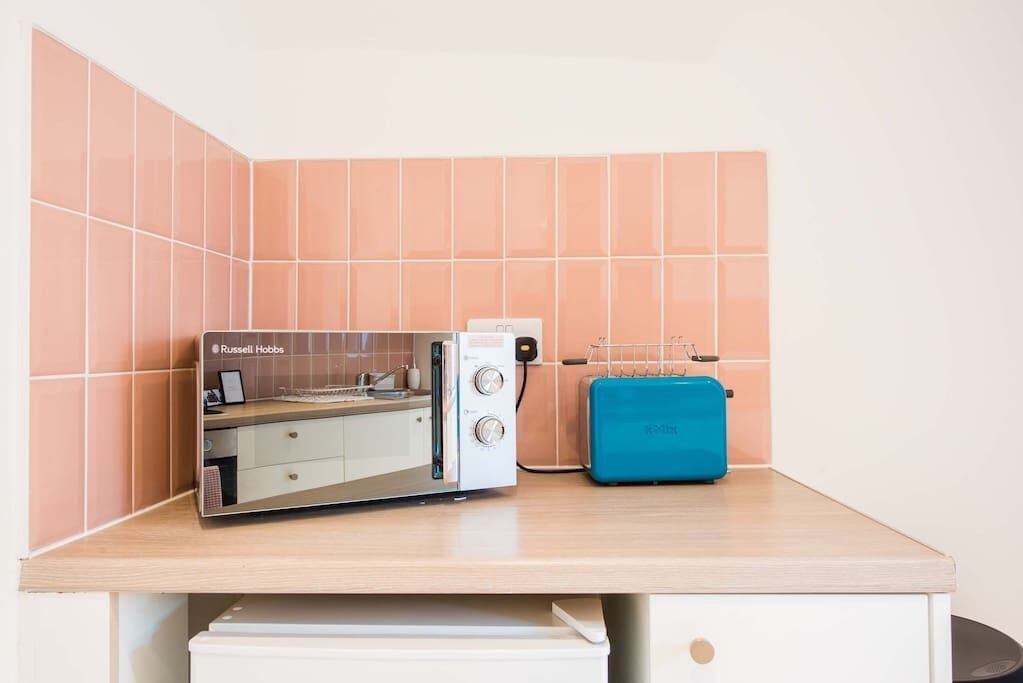 1 bed central Cardiff apartment, street parking.