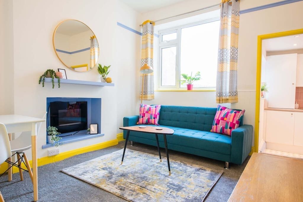 1 bed central Cardiff apartment, street parking.