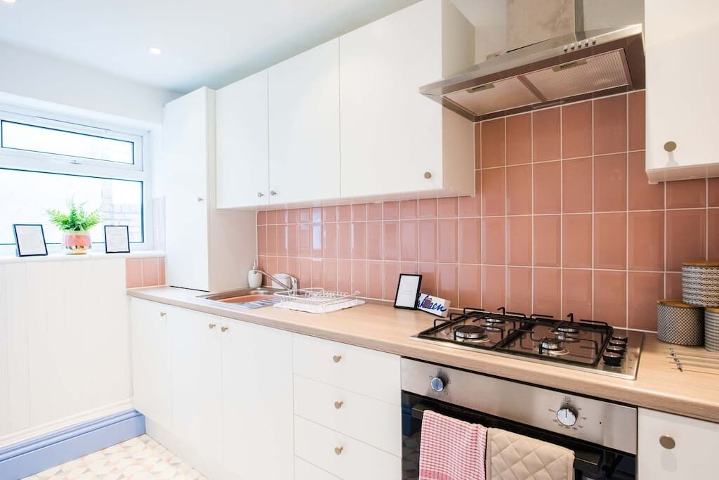 1 bed central Cardiff apartment, street parking.