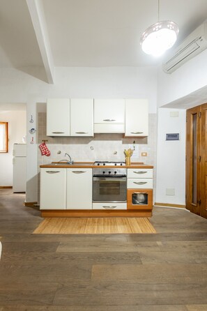 Fridge, oven, stovetop, electric kettle - Love nest full center - 2min from the sea. Everything at your fingertips (Castiglione della Pescaia)