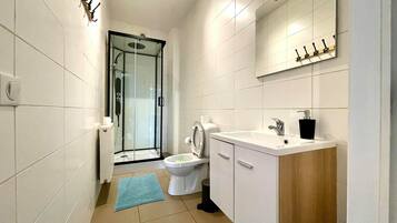 Apartemen Standar | Kamar mandi | Shower, pengering rambut,  dan handuk