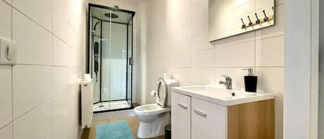Appartement Standard | Salle de bain | Douche, séchoir à cheveux, serviettes fournies