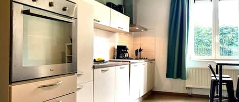 Apartamento estándar | Cocina privada | Frigorífico, microondas, horno y placa de cocina