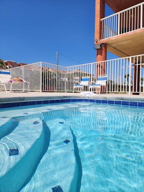 Outdoor pool - ON THE BEACH! 2 King BRs, 2BA. SLEEPS 6. 5☆ Ratings, 2nd FLOOR-GREAT VIEWS! (Gulf Shores)