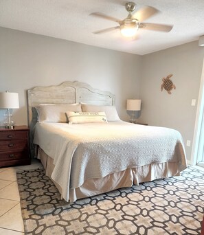 2 bedrooms, iron/ironing board, free WiFi, bed sheets - ON THE BEACH! 2 King BRs, 2BA. SLEEPS 6. 5☆ Ratings, 2nd FLOOR-GREAT VIEWS! (Gulf Shores)