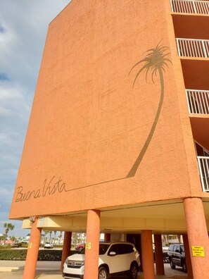 Exterior - ON THE BEACH! 2 King BRs, 2BA. SLEEPS 6. 5☆ Ratings, 2nd FLOOR-GREAT VIEWS! (Gulf Shores)