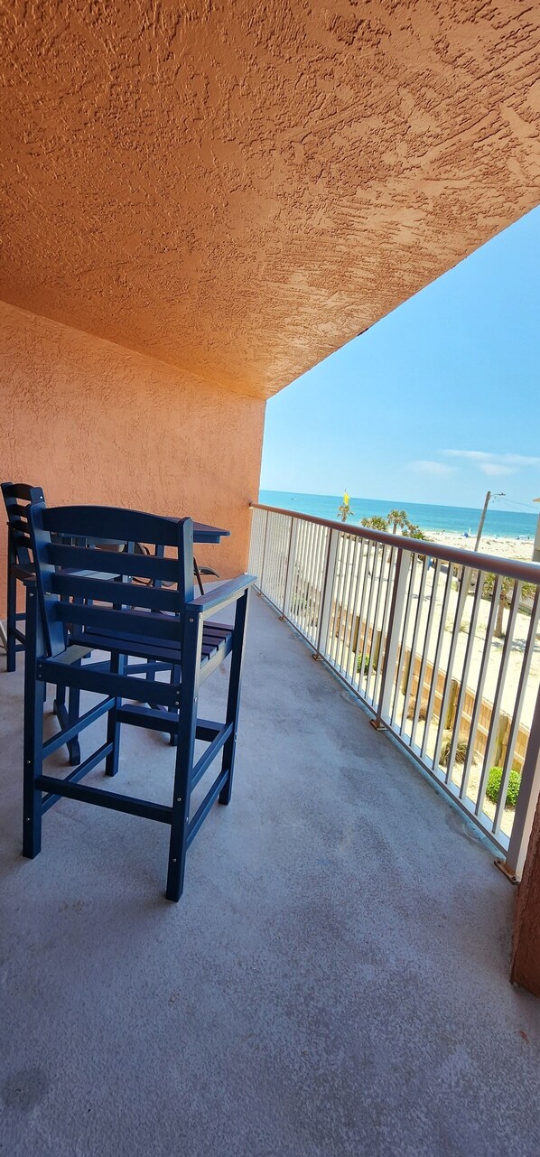 Property grounds - ON THE BEACH! 2 King BRs, 2BA. SLEEPS 6. 5☆ Ratings, 2nd FLOOR-GREAT VIEWS! (Gulf Shores)