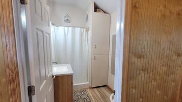 Ducha, secador de pelo, toallas y jabón