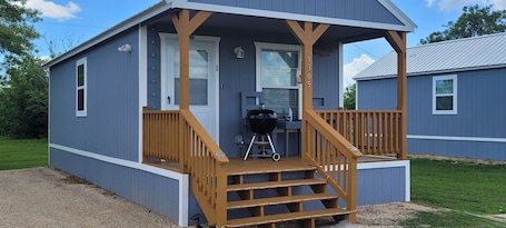 Exterior. Cozy New Cabins