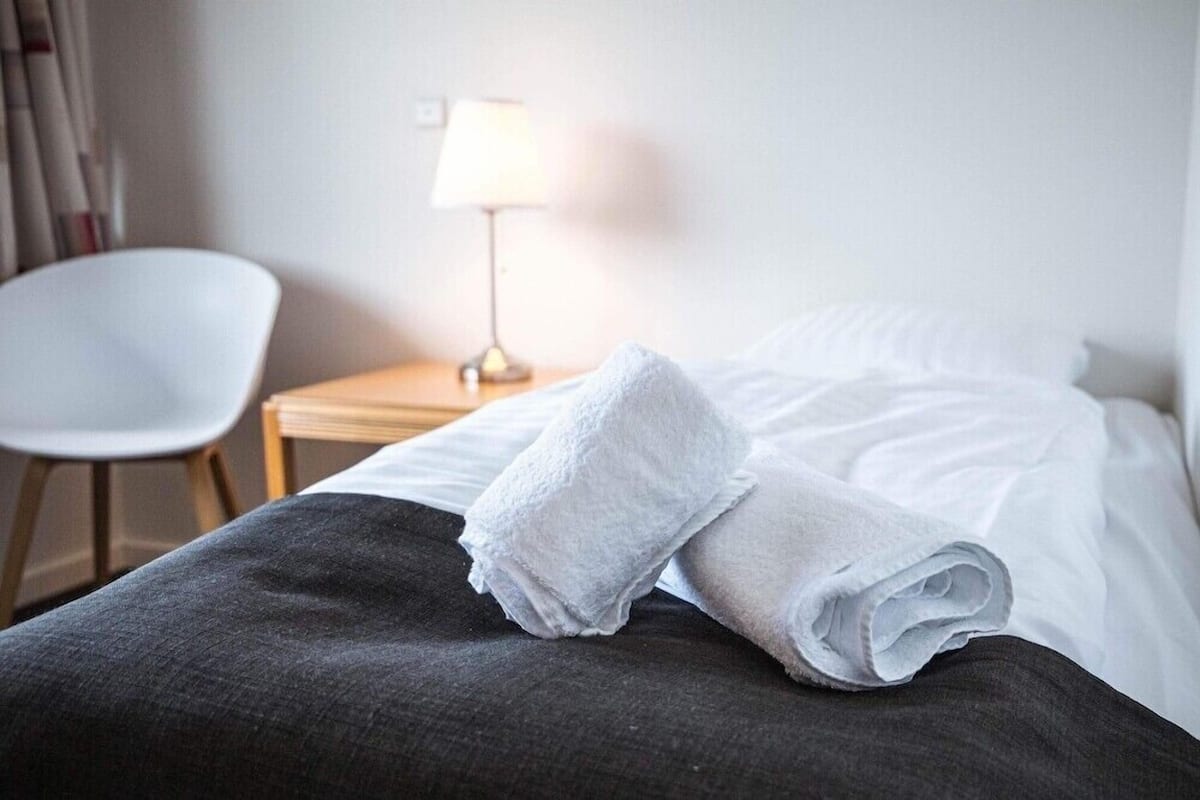 Peralatan tempat tidur hipoalergenik, meja, ruang kerja komputer riba 