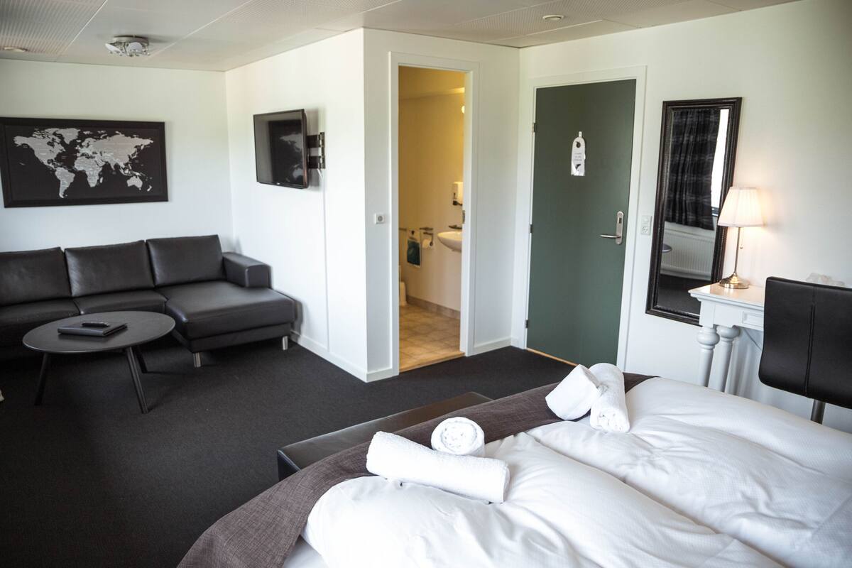 Comfort Room, Sea View | Peralatan tempat tidur hipoalergenik, meja, ruang kerja komputer riba 