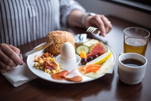 Tägliches Frühstücksbuffet (155 DKK pro Person)