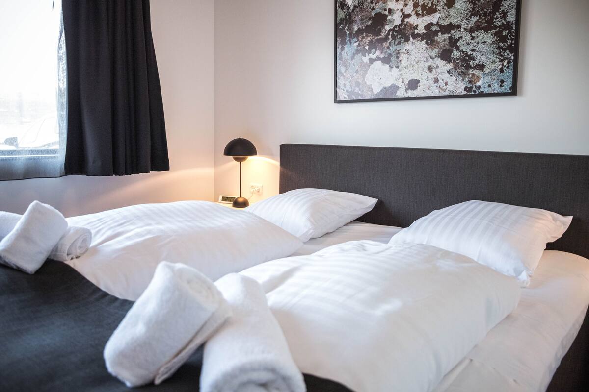 Double Room, Sea View | Peralatan tempat tidur hipoalergenik, meja, ruang kerja komputer riba 