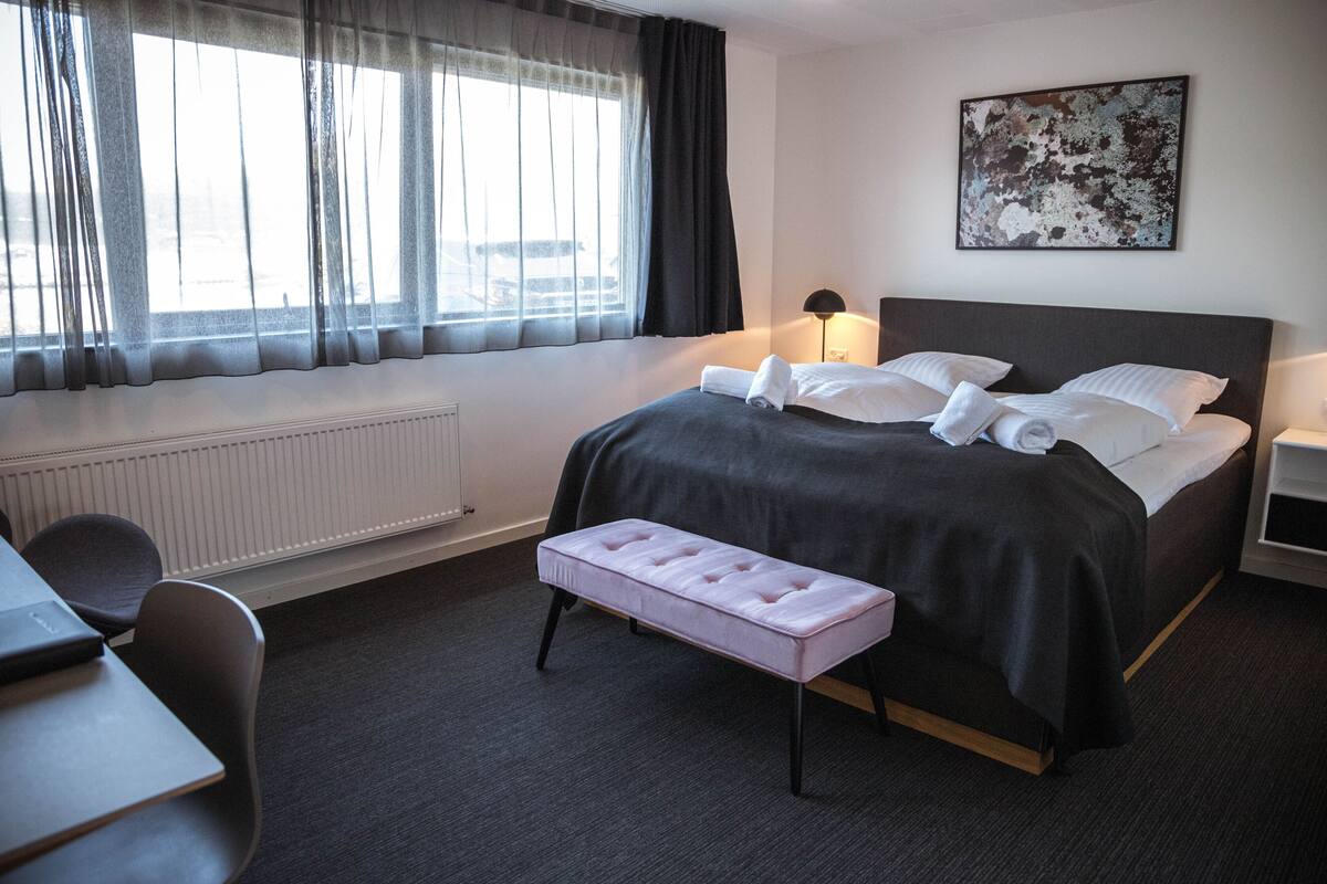 Superior Double Room, 1 Queen Bed. Ground Floor Only. | Peralatan tempat tidur hipoalergenik, meja, ruang kerja komputer riba 