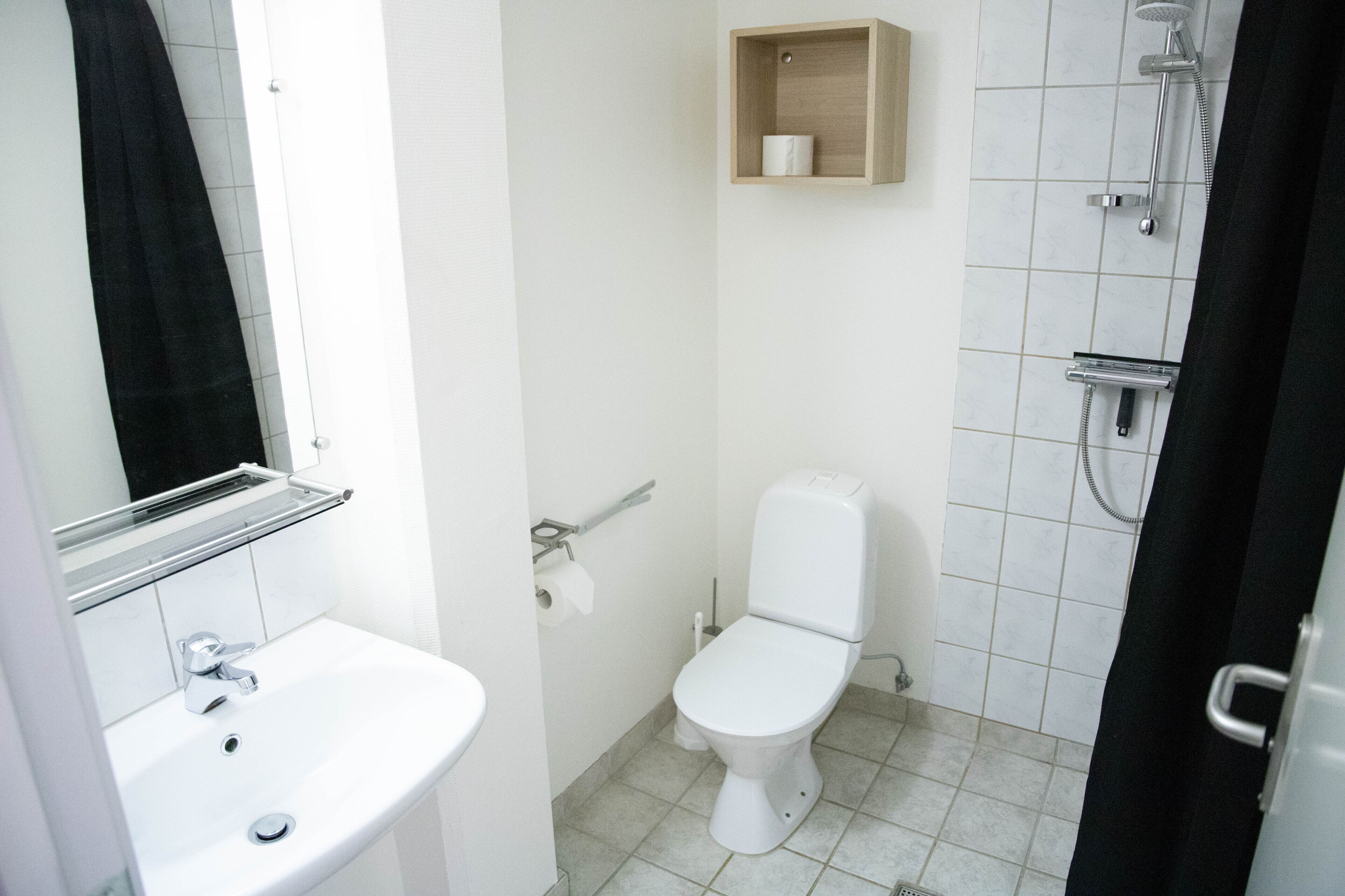 single room, 1 single bed, sea view | bathroom | shower, towels, soap, shampoo