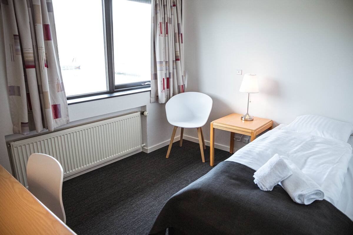 Single Room | Peralatan tempat tidur hipoalergenik, meja, ruang kerja komputer riba 