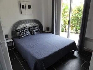 3 slaapkamers, een strijkplank/strijkijzer, reisbedje, gratis wifi