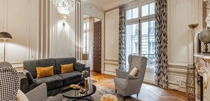 Smart TV, fireplace, DVD player, books