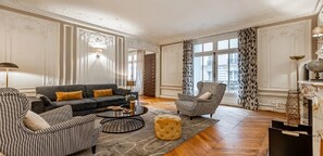 Smart-TV, Kamin, DVD-Player, Bücher