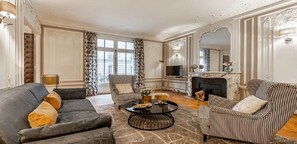 Smart-TV, Kamin, DVD-Player, Bücher