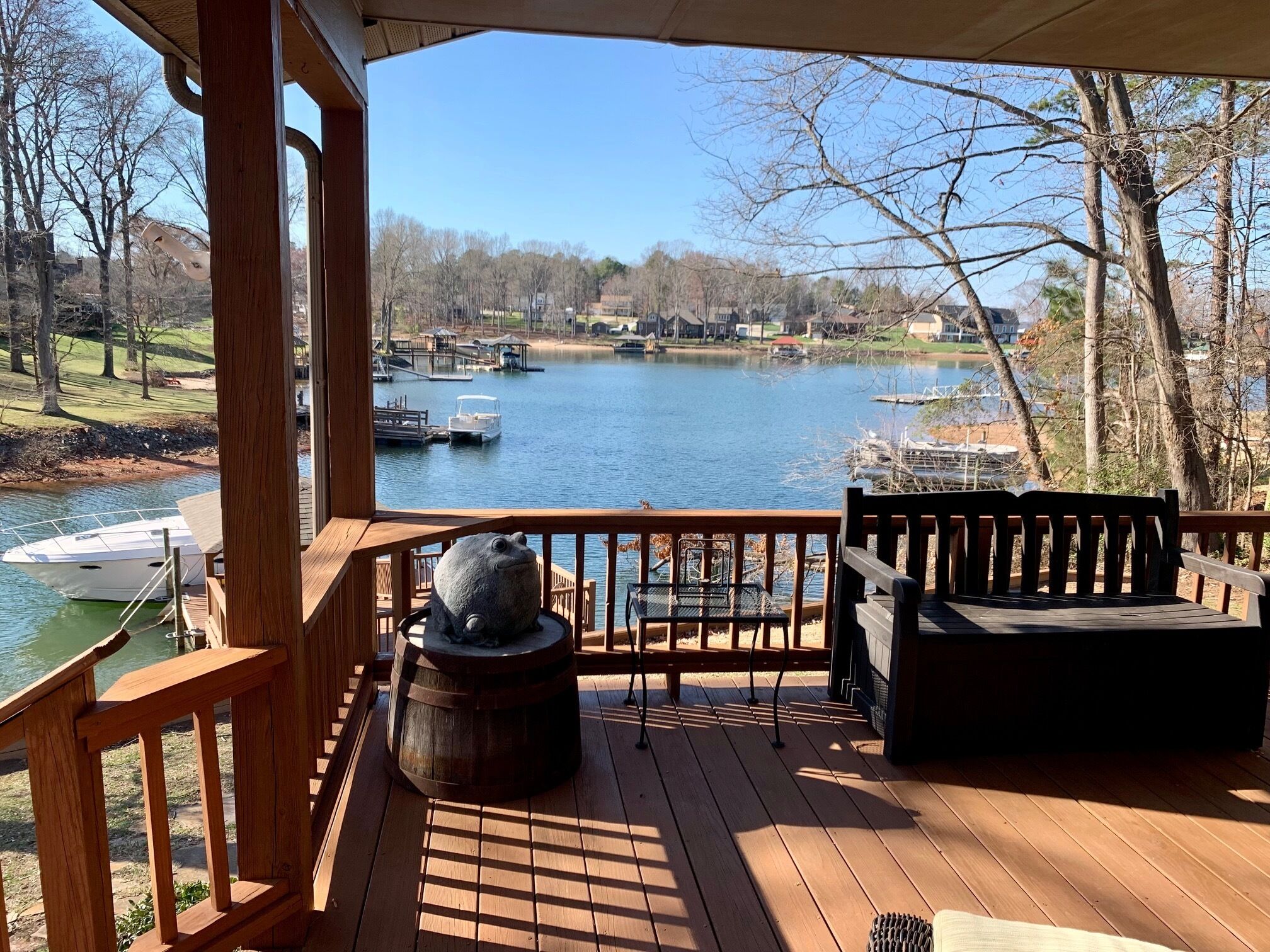 Cozy Peaceful Lake house on Lake Norman w/boat parking Great back porch Sunsets!