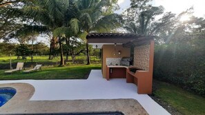 Terrace/patio - Complete house with private pool -  5 min walking to the beach (Bejuco, Parrita)