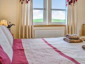 4 bedrooms, free WiFi, bed sheets, wheelchair access - 4 bedroom accommodation in Portpatrick, near Stranraer (Portpatrick, near Stranraer)