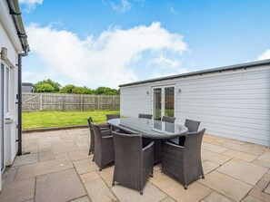 Outdoor dining - 4 bedroom accommodation in Seahouses (Seahouses)