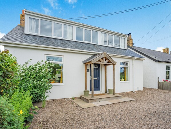 Exterior - 4 bedroom accommodation in Seahouses (Seahouses)