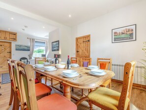 Dining - 4 bedroom accommodation in Seahouses (Seahouses)