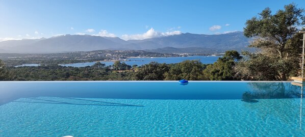 Outdoor pool - Exceptional villa with splendid sea view (PORTO VECCHIO)