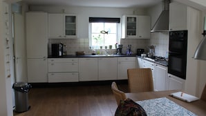 Oppvaskmaskin og spisebord