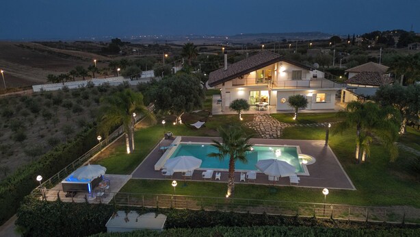 A large house with a swimming pool, outdoor seating, and a view of the countryside. - Villa Alessia 6, Emma Villas (Gela)