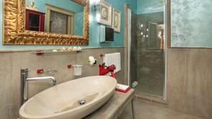 Shower, hair dryer, bidet, towels - Villa Alessia 6, Emma Villas (Gela)