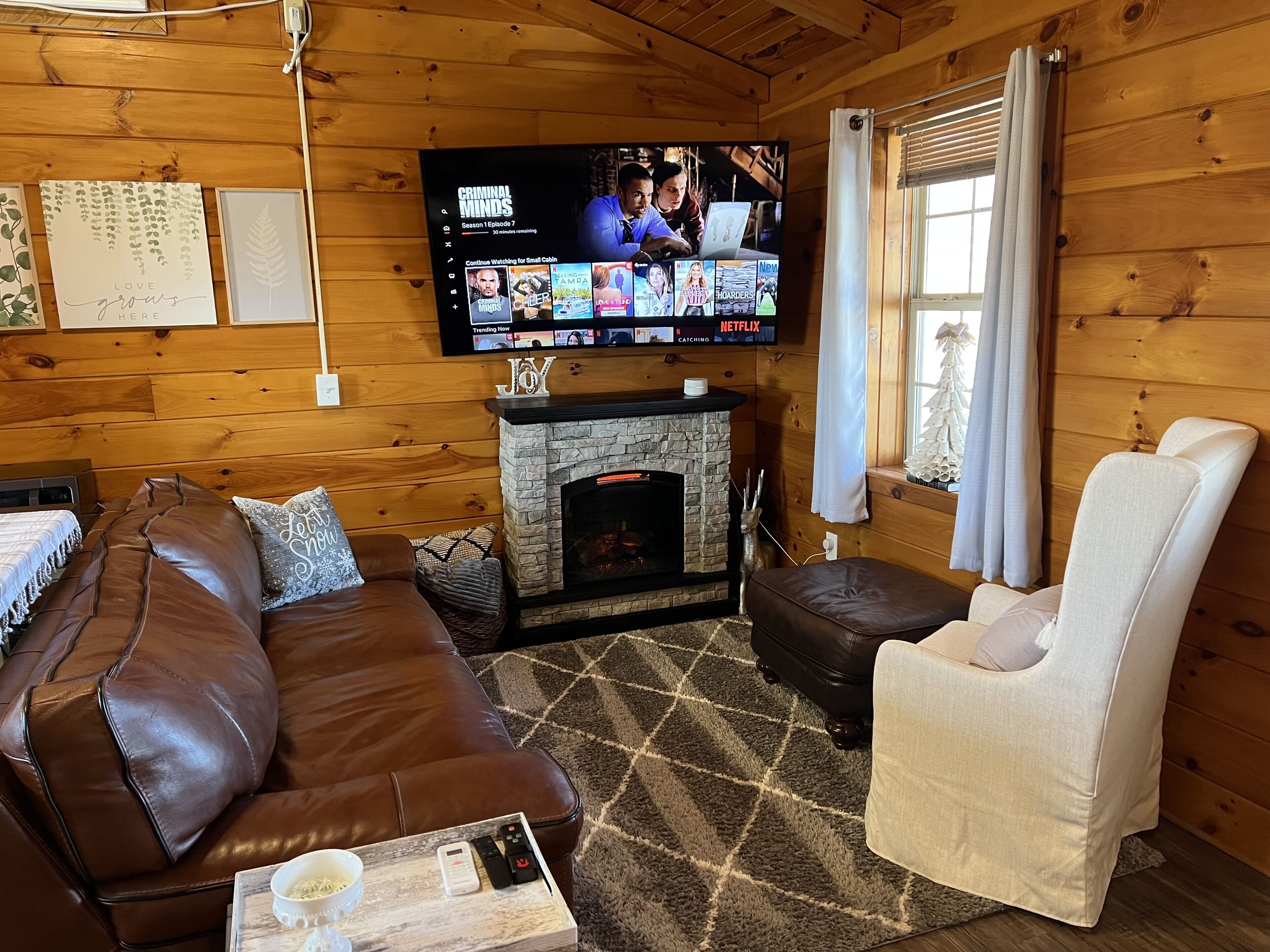 Smart TV, fireplace