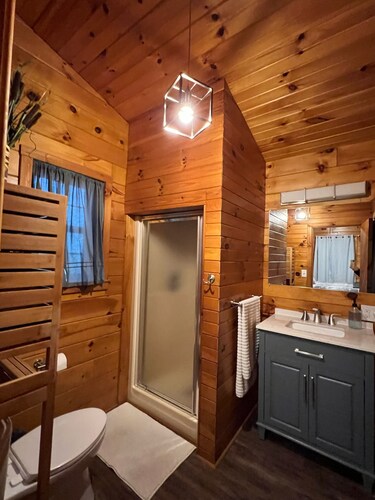 Cozy Perrysburg Cabin - Studio with Fireplace!