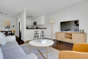 TV, stereo - Beautiful Sunnyvale 1BR w/ Pool, Gym & Spa, near Tech HQs, by Blueground (South Bay)