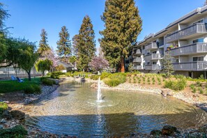 Property grounds - Beautiful Sunnyvale 1BR w/ Pool, Gym & Spa, near Tech HQs, by Blueground (South Bay)