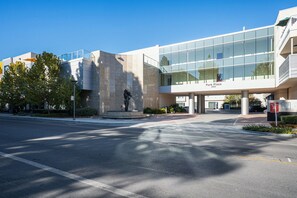 Exterior - Ideal Palo Alto 2BR w/ W/D, Pool & Spa, walk to Pinterest, by Blueground (South Bay)