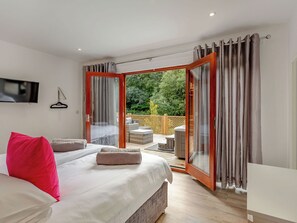 4 bedrooms, free WiFi, bed sheets - Waterside Lodge Five -UK38263 (Elland)