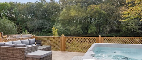 Banyera d'hidromassatge a l'aire lliure