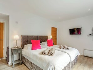 4 bedrooms, free WiFi, bed sheets