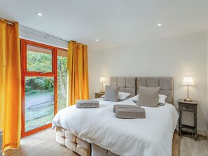 4 bedrooms, free WiFi, bed sheets