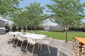Outdoor dining - Block from Ditch Plains (Montauk)